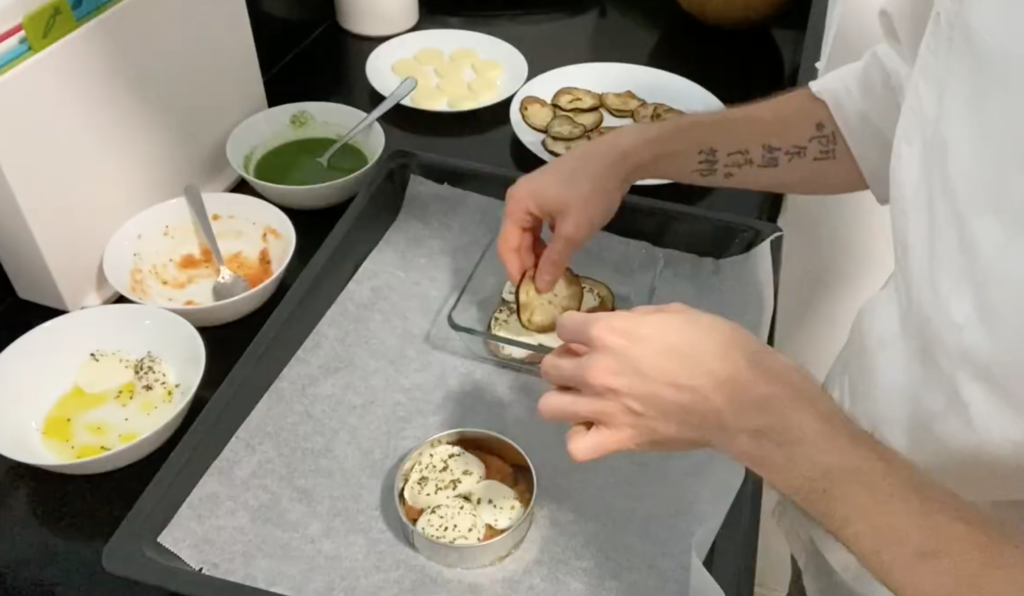 MONTAMOS LA MUSAKA O LASAÑA DE BERENJENAS