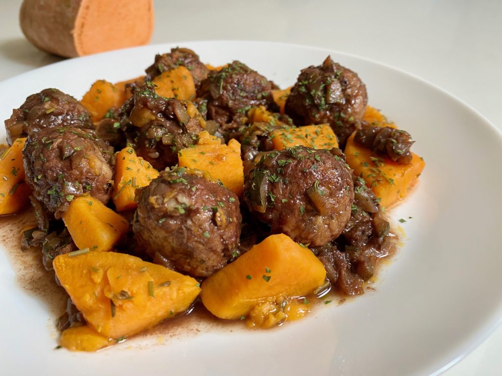 ALBONDIGAS DE POLLO CON SALSA DE VINO TINTO Y BONIATO
