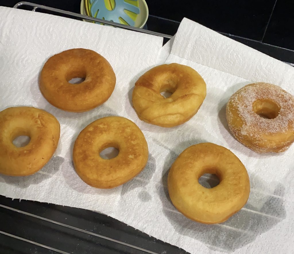 DONUTS CASEROS DE SABORES UNA VEZ YA FRITOS Y DISPUESTOS A DECORARSE