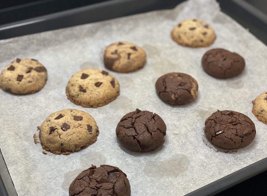 GALLETAS CON PEPITAS DE CHOCOLATE Y CREMA DE CACAHUETE