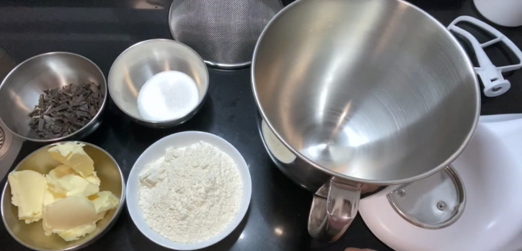 INGREDIENTES DE GALLETAS CON PEPITAS DE CHOCOLATE Y CREMA DE CACAHUETE